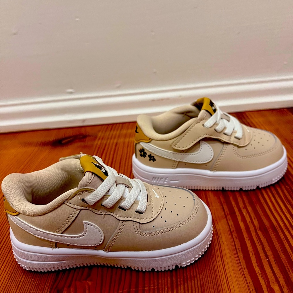 Brand new toddler (size 6C) Nike Force 1 Low Easy-on! Tan with black flowers!